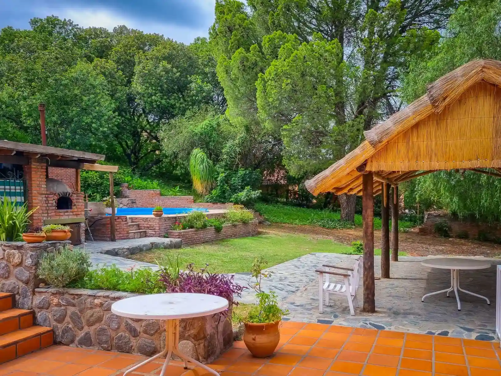 Pileta y Quincho con parrilla - Casa de alquiler Villa de Merlo